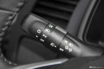 2015款五十铃D-MAX 2.5T自动四驱超豪华款