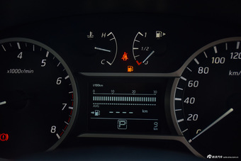 2016款蓝鸟 1.6L自动炫酷版 烈焰红