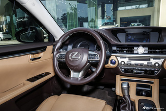 2015款雷克萨斯ES 2.5L自动300h舒适型