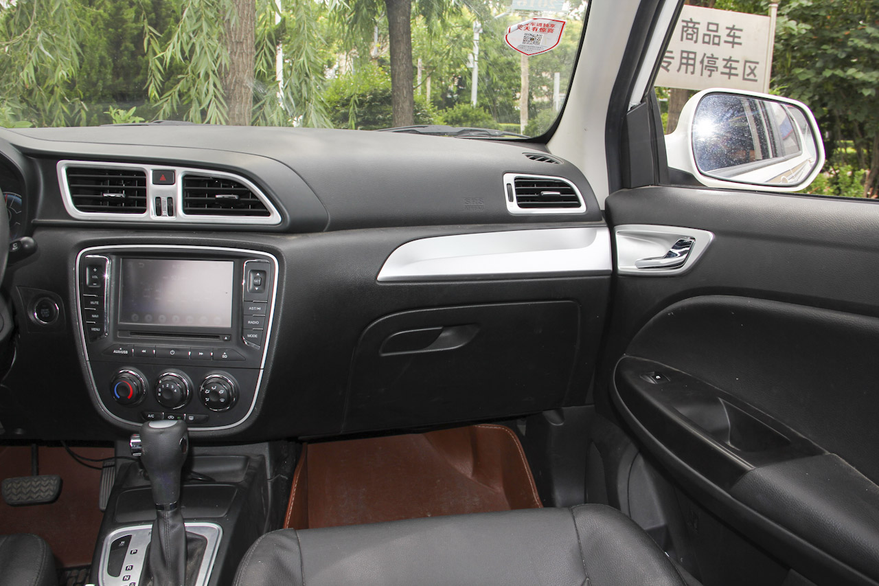 2015款骏派D60 1.8L自动尊贵型 白色