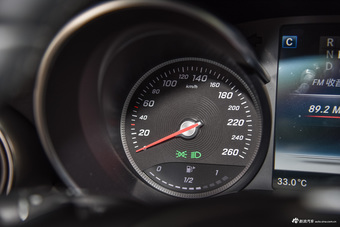 2016款奔驰GLC300 2.0T自动4MATIC动感型 宝石蓝