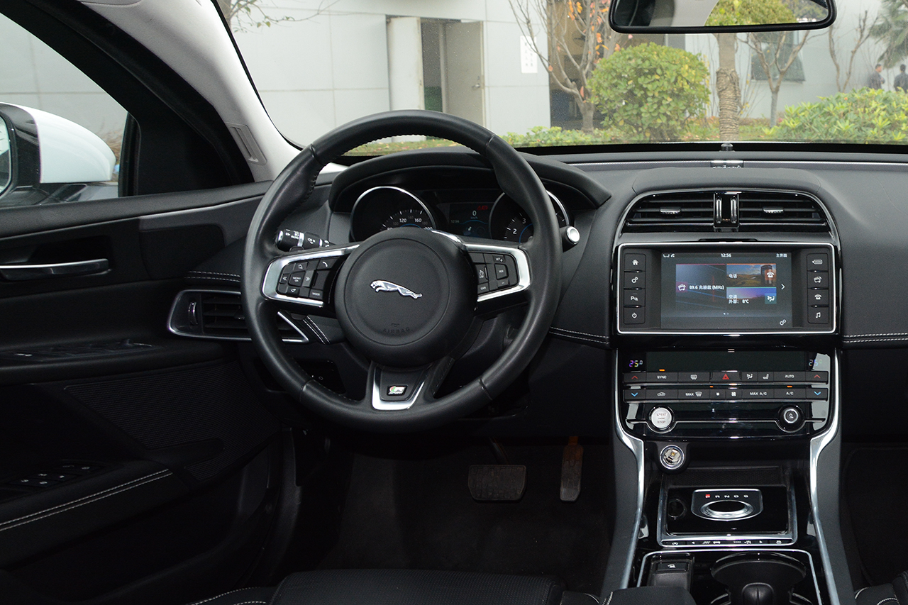 2017款捷豹XE R-SPORT 2.0T自动i4 Ti (200PS) 