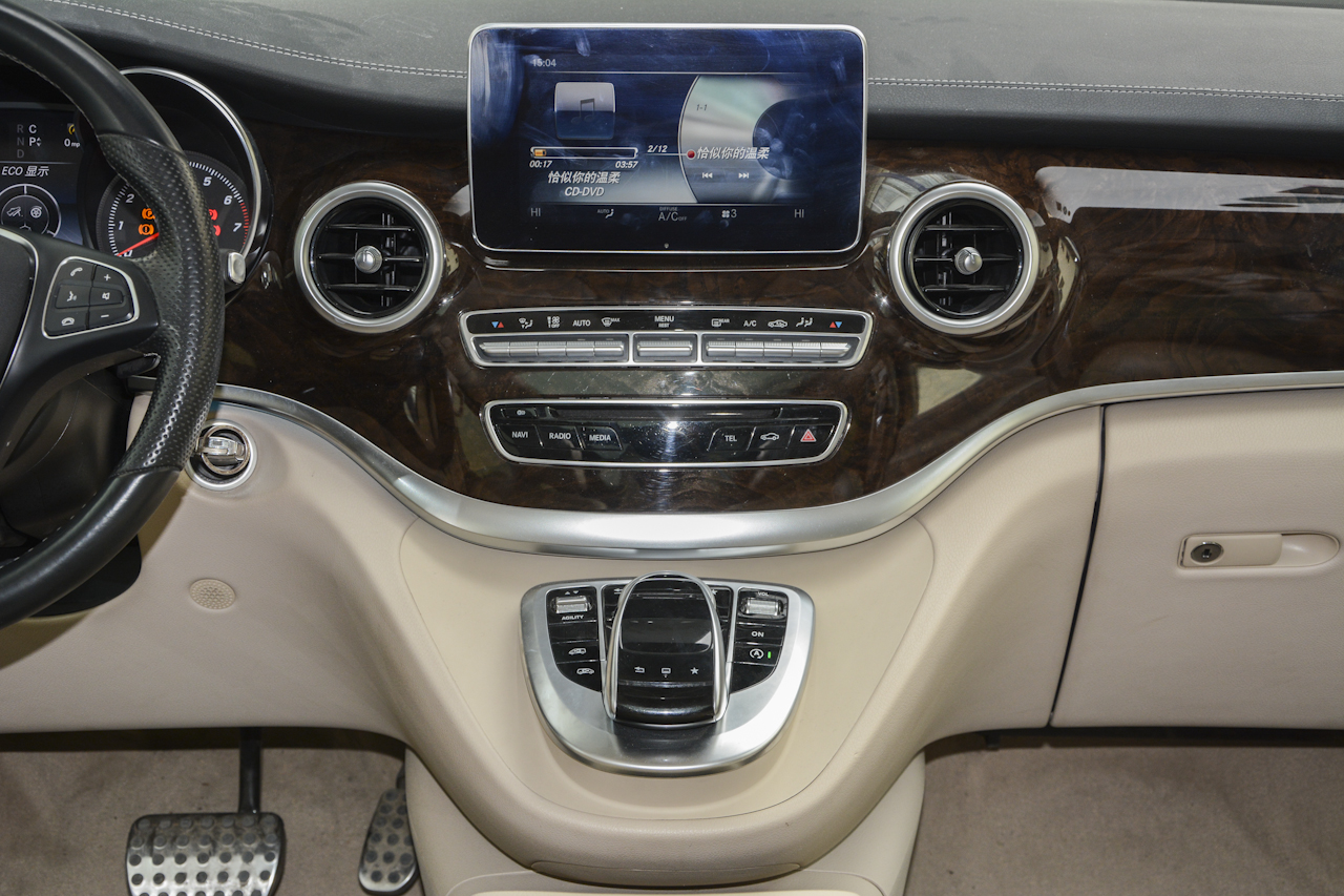 2017款奔驰V级 V 260 尊贵版