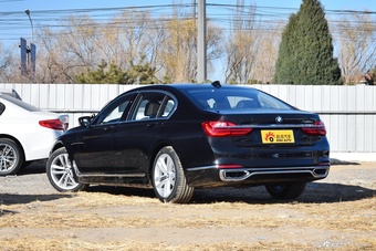 2018款宝马7系730Li 2.0T自动尊享型卓越套装