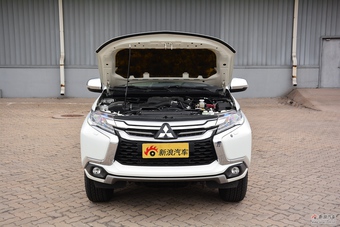 2017款帕杰罗·劲畅SPORT 3.0L自动V6中东版