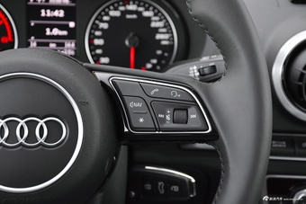 2018款奥迪A3 30周年型2.0T自动Limousine 40 TFSI运动型