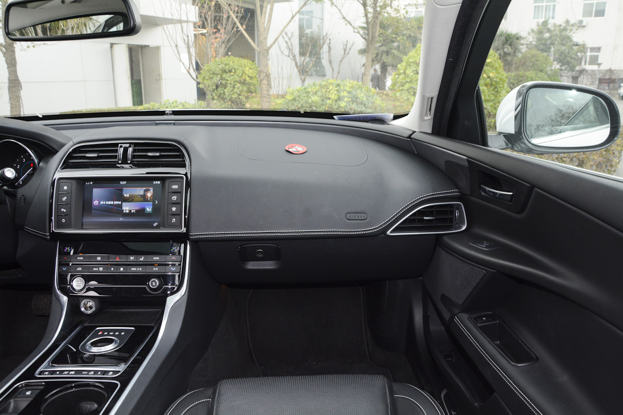 2017款捷豹XE R-SPORT 2.0T自动i4 Ti (200PS) 