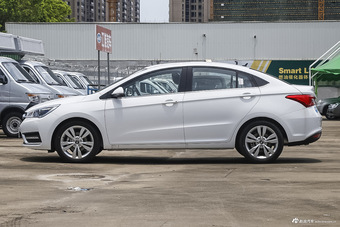 2016款艾瑞泽5 1.5L自动领锐版 俊逸白