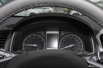 2015款五十铃D-MAX 2.5T自动四驱超豪华款