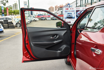 2016款蓝鸟 1.6L自动炫酷版 烈焰红