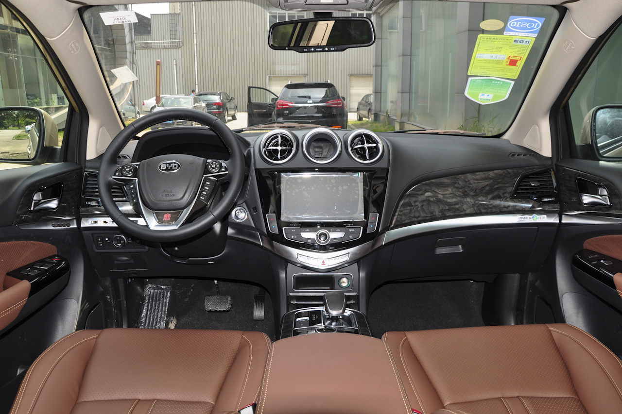 2015款比亚迪唐2.0T自动四驱旗舰型