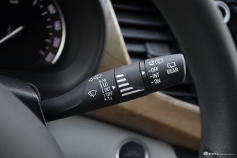 2017款GL8 2.0T自动 28T舒适型 白色