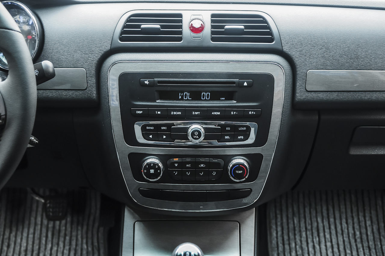 2015款帅铃T6 2.8T手动柴油进取型长轴HFC4DA1-2C