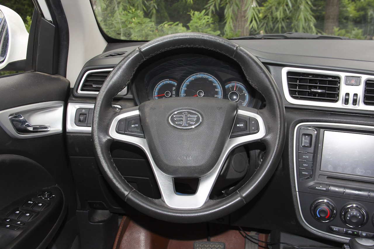 2015款骏派D60 1.8L自动尊贵型 白色