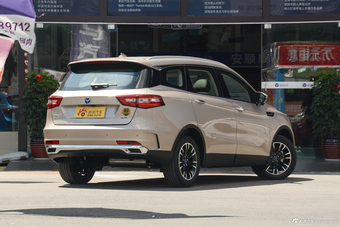 2018款君马S70 1.5T手动标准型