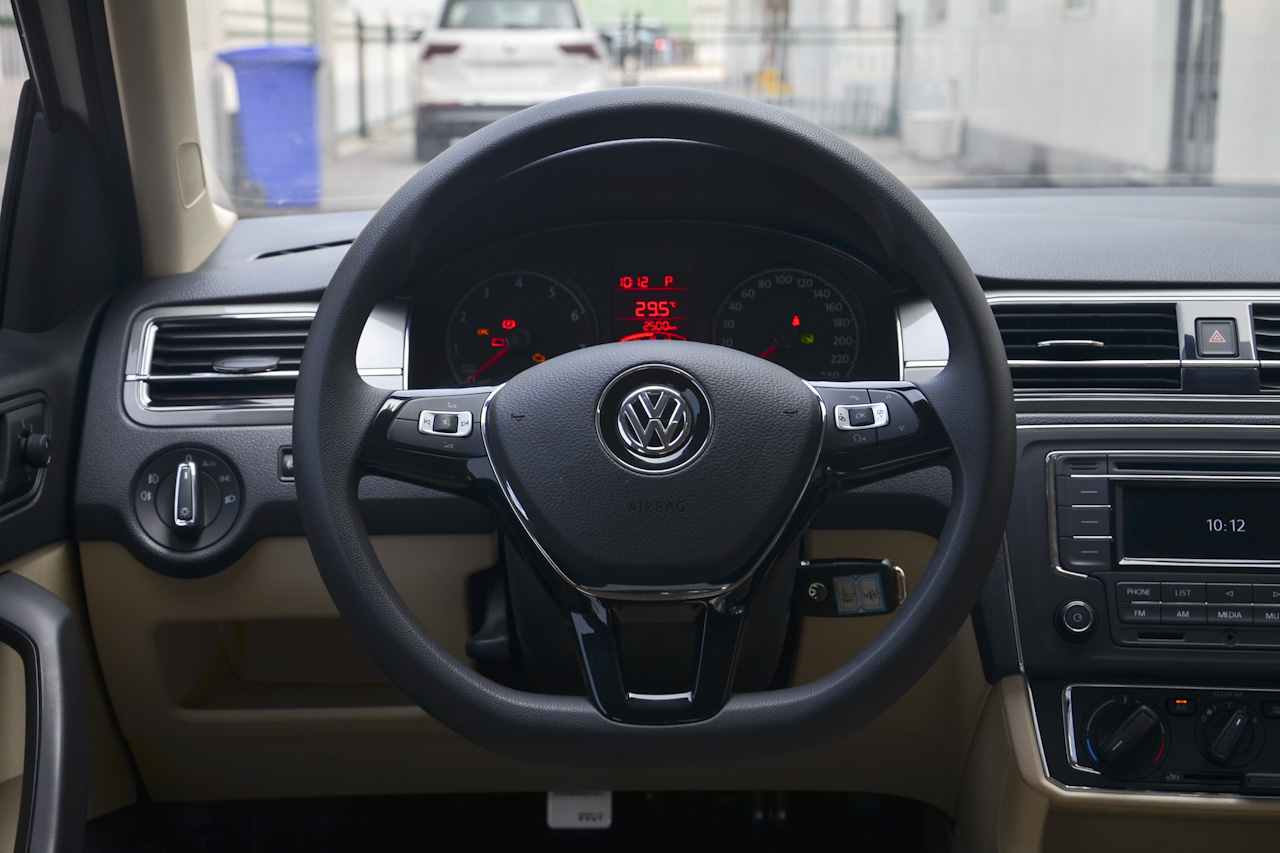 2017款桑塔纳浩纳1.6L自动豪华版