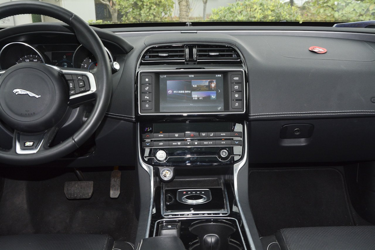 2017款捷豹XE R-SPORT 2.0T自动i4 Ti (200PS) 