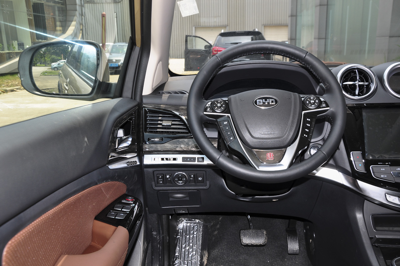 2015款比亚迪唐2.0T自动四驱旗舰型