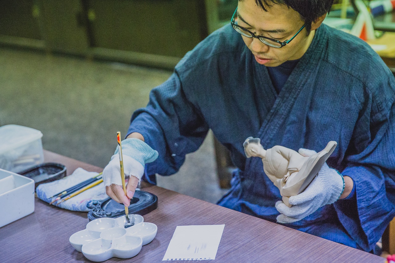 LEXUS雷克萨斯匠心之旅  博多人形 上色工艺见学