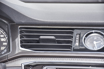 2016款帕萨特1.8T自动尊荣版330TSI