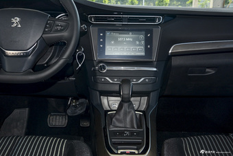 2016款东风标致408 1.6T自动豪华版