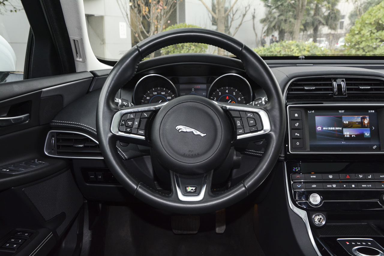 2017款捷豹XE R-SPORT 2.0T自动i4 Ti (200PS) 