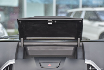 2015款五十铃D-MAX 2.5T自动两驱高通过精英款