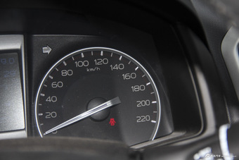 2015款五十铃D-MAX 2.5T自动四驱超豪华款