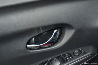 2016款蓝鸟 1.6L自动炫酷版 烈焰红