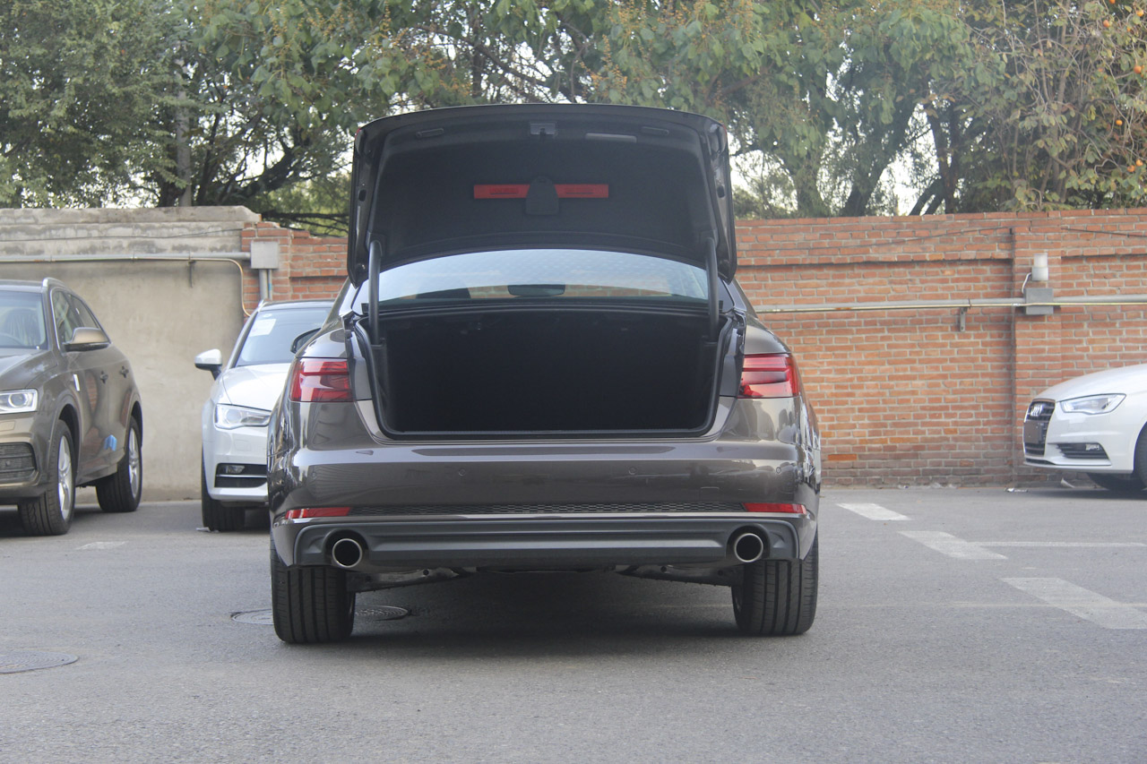 2017款奥迪A4L 2.0T自动40TFSI运动型