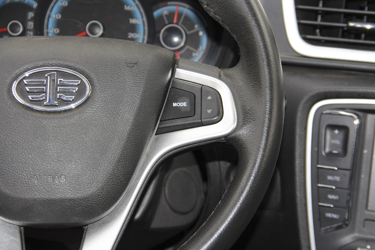 2015款骏派D60 1.8L自动尊贵型 白色