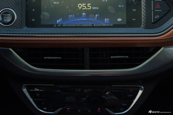 2018款众泰T300 1.5L自动尊贵型