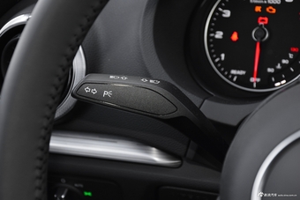 2018款奥迪A3 30周年型2.0T自动Limousine 40 TFSI运动型