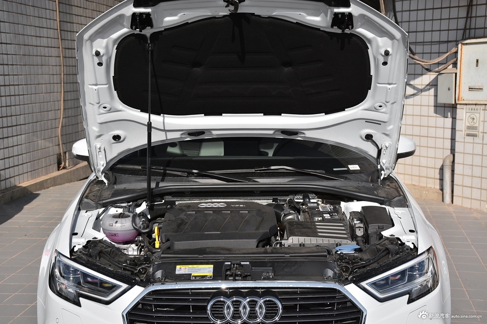 2018款奥迪A3 30周年型2.0T自动Limousine 40 TFSI运动型