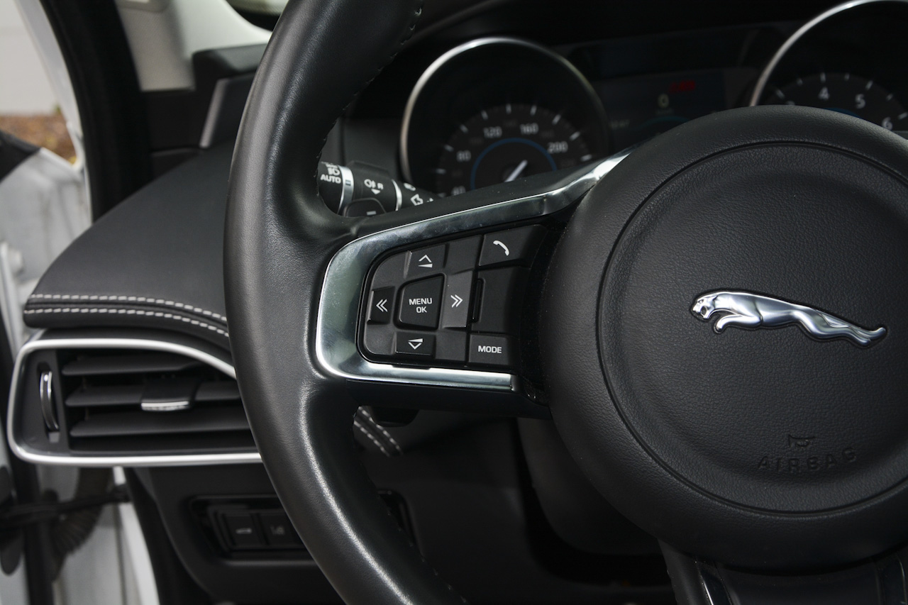 2017款捷豹XE R-SPORT 2.0T自动i4 Ti (200PS) 