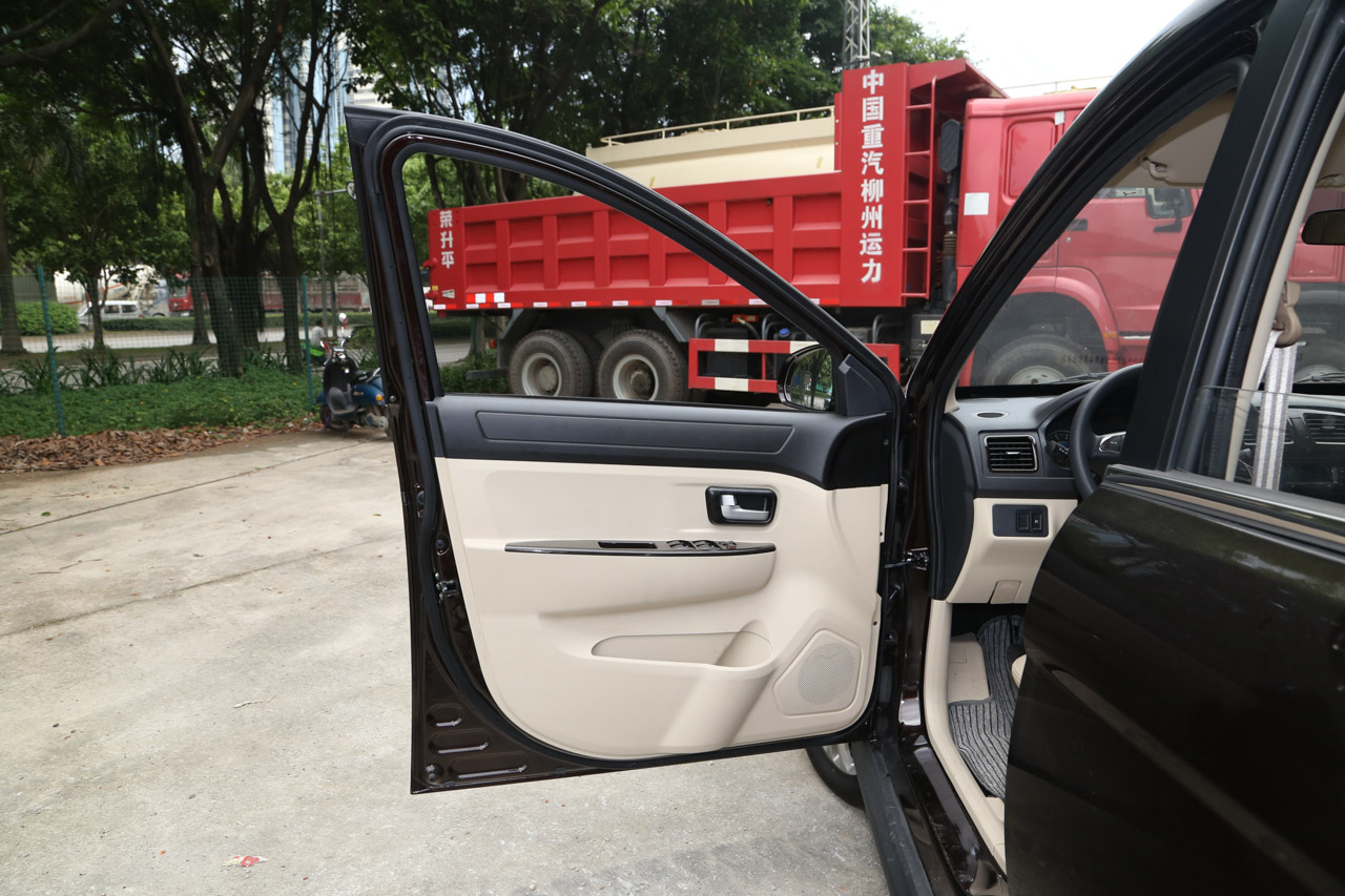 2016款风光370 1.5L手动标准型7座 摩卡棕