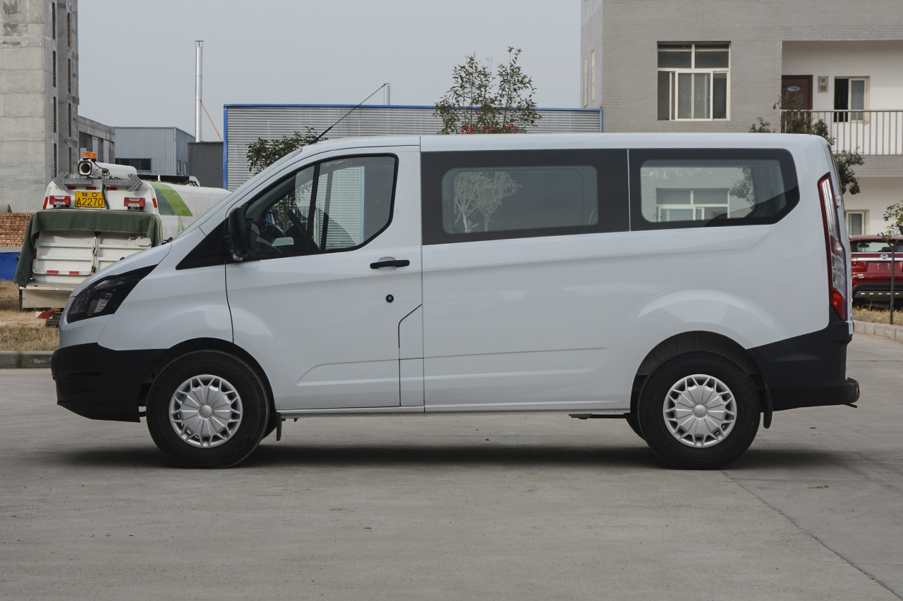 2017款新全顺 2.0T自动汽油多功能商用车短轴低顶