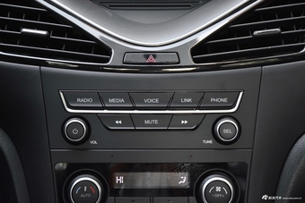 2018款奔腾B70 1.8T自动轿跑版互联智享型