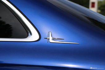 2016款奔驰E级2.0T自动E300L运动豪华型