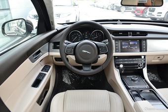 2017款捷豹XFL 2.0T自动200PS豪华版