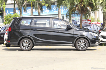 2017款宝骏730 1.5T手动时尚型7座