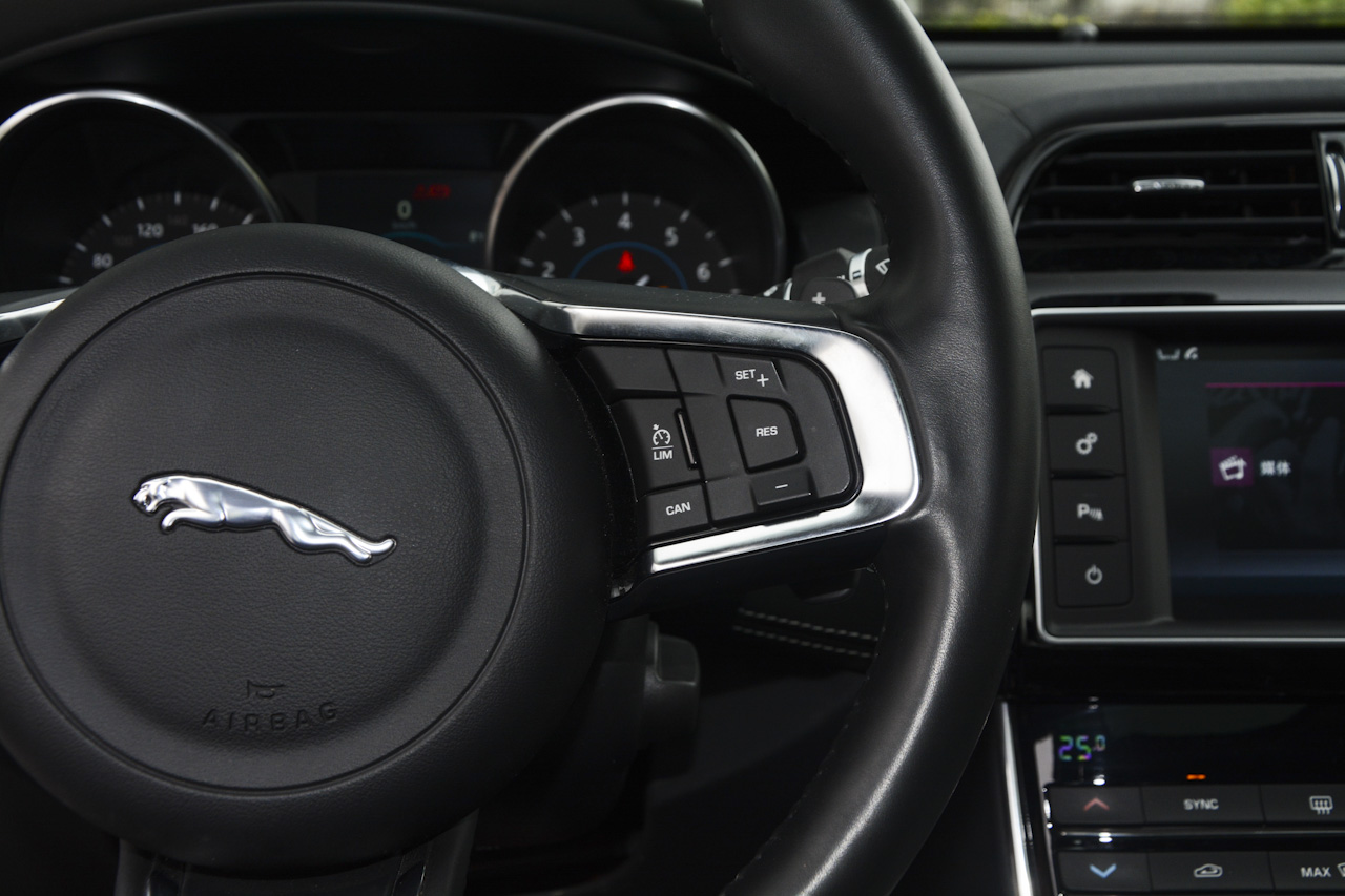 2017款捷豹XE R-SPORT 2.0T自动i4 Ti (200PS) 