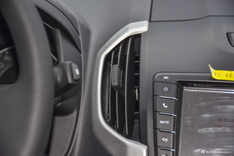 2015款五十铃D-MAX 2.5T自动两驱高通过精英款