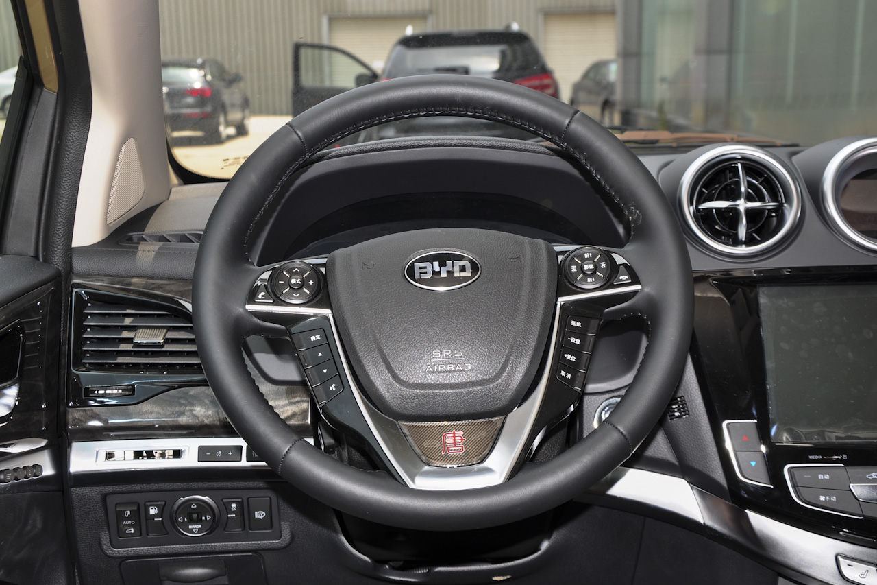 2015款比亚迪唐2.0T自动四驱旗舰型