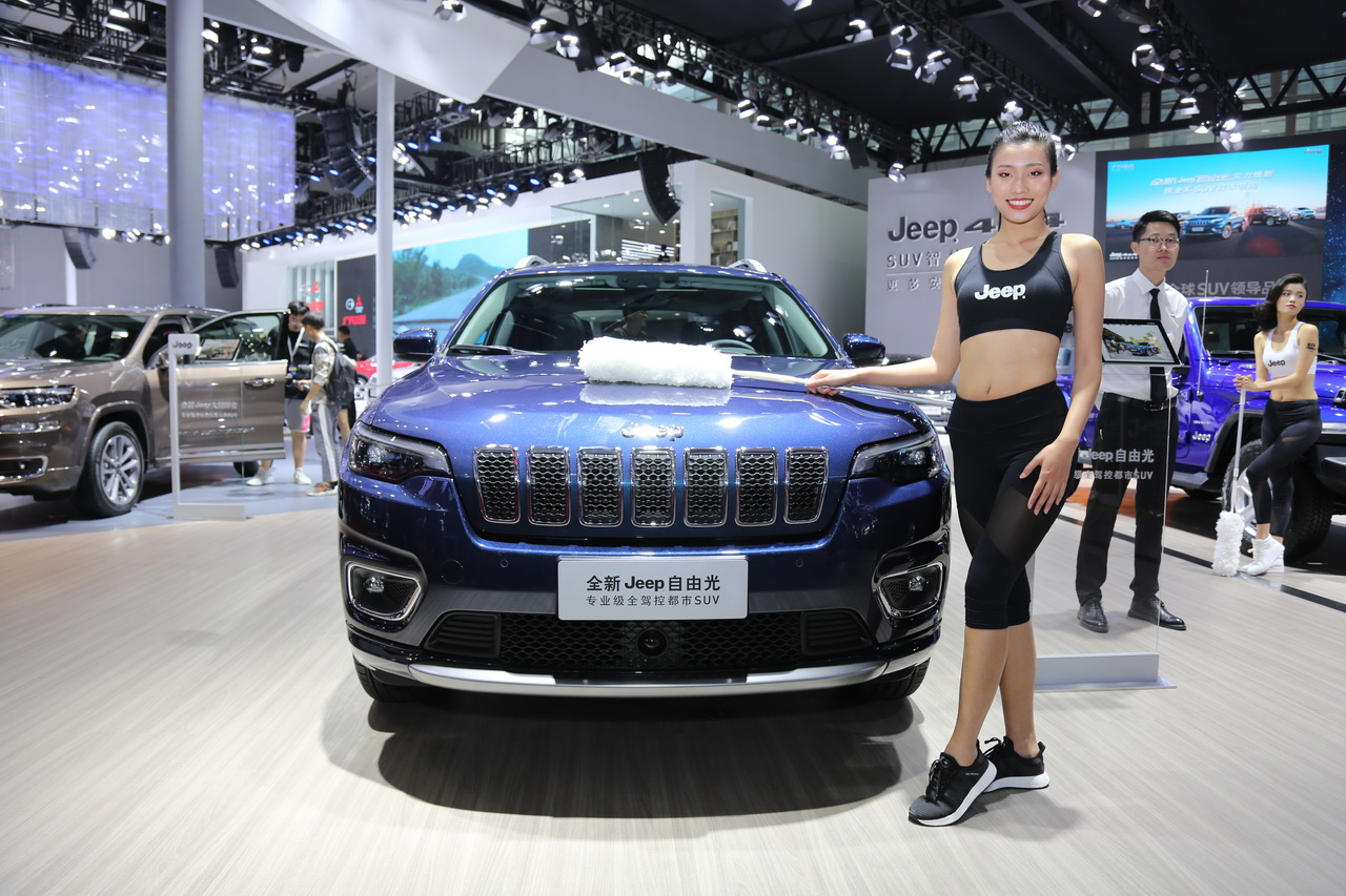 实拍Jeep全新自由光 与牧马人同款发动机