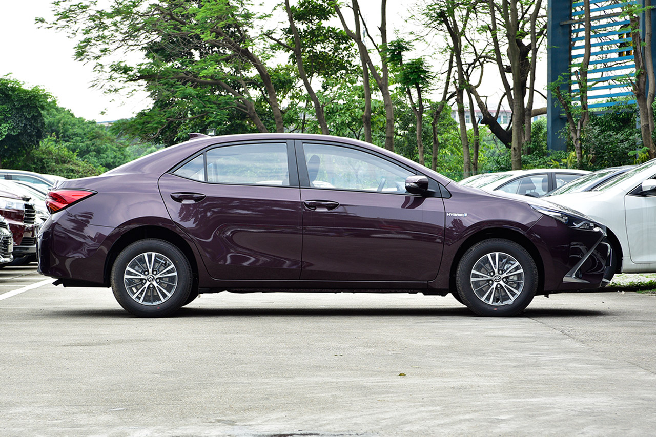 2016款雷凌双擎1.8L自动精英天窗版