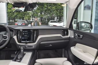 2018款沃尔沃XC60 2.0T自动四驱T5智雅豪华版