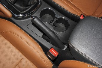 2016款长安CX70 1.6L手动运动型