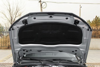 2017款奥迪A4L 2.0T自动40TFSI时尚型 花剑银