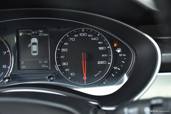 2016款众泰Z700 1.8T自动DCT豪华型 宝石红